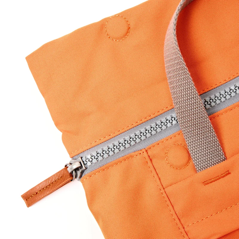 ROKA Finchley Eine kleine Tasche aus recyceltem Canvas von Jaffa Orange