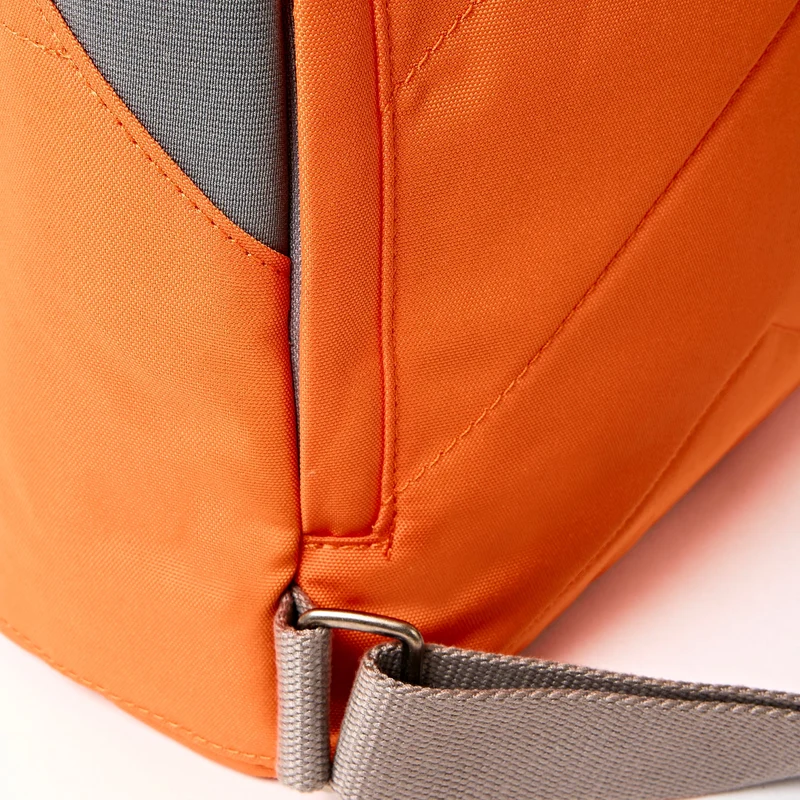 ROKA Finchley Eine kleine Tasche aus recyceltem Canvas von Jaffa Orange