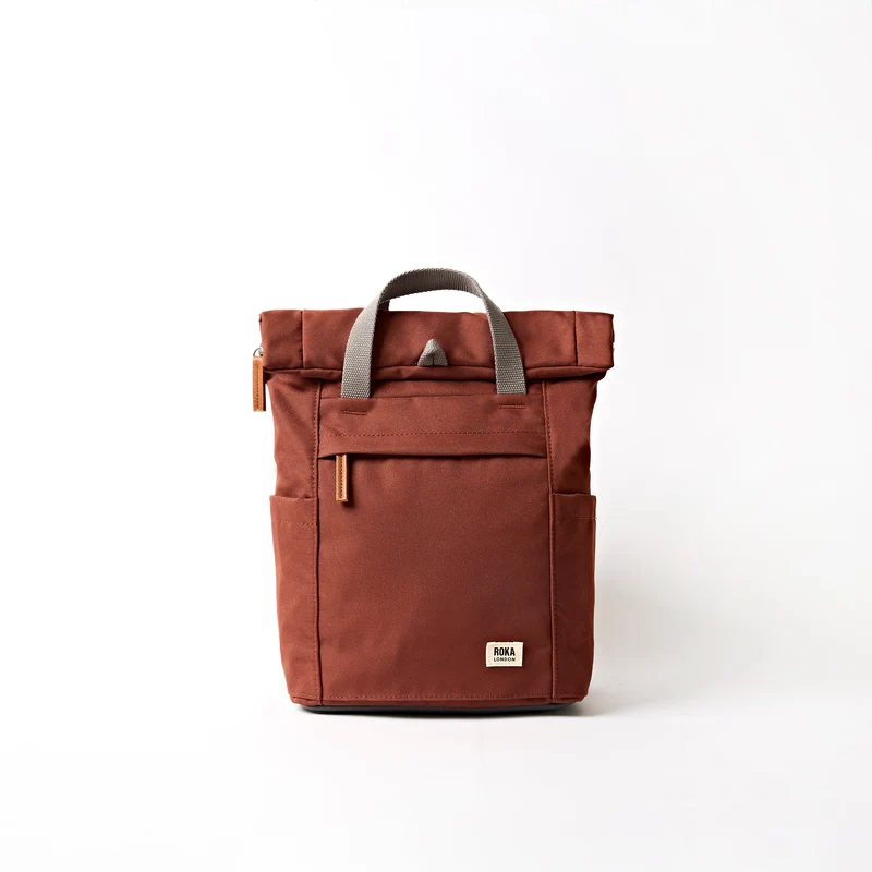 ROKA Finchley Eine kleine Henna-Tasche aus recyceltem Canvas