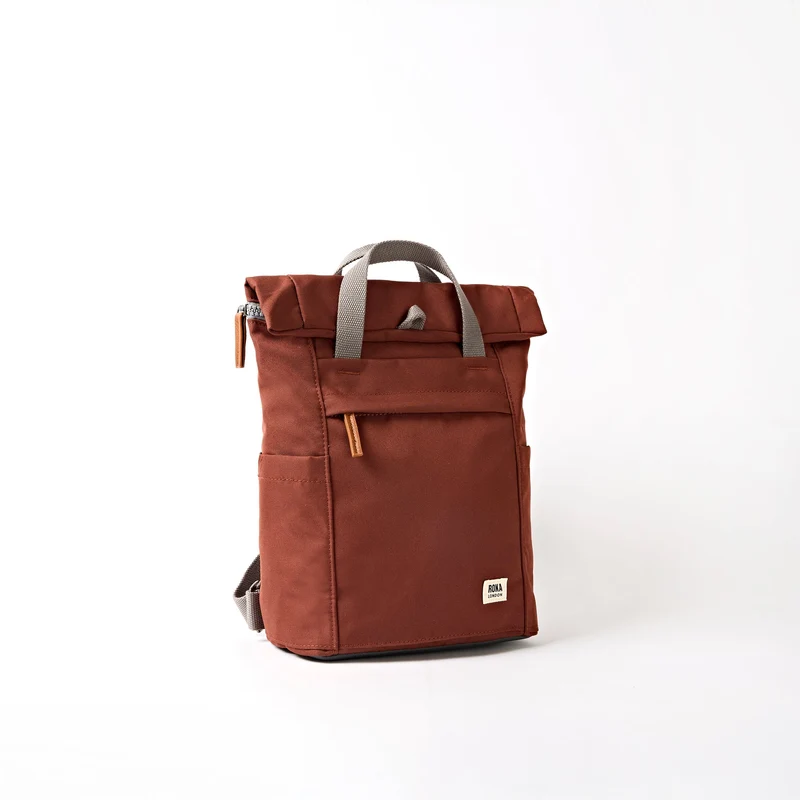ROKA Finchley Eine kleine Henna-Tasche aus recyceltem Canvas