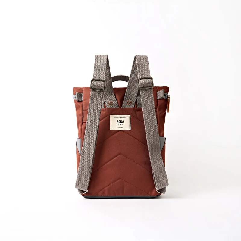 ROKA Finchley Eine kleine Henna-Tasche aus recyceltem Canvas