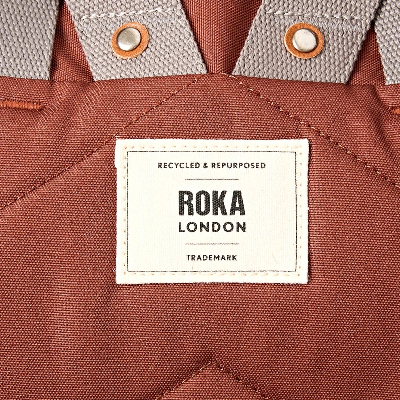 ROKA Finchley Eine kleine Henna-Tasche aus recyceltem Canvas