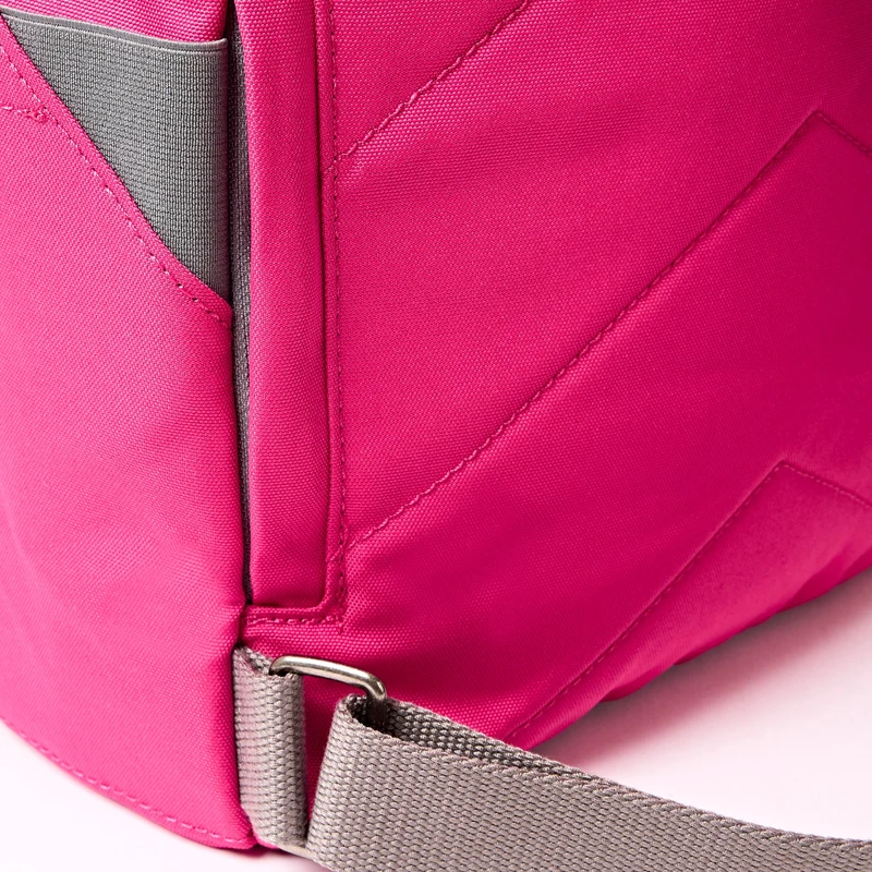 ROKA Finchley Eine kleine Tasche aus recyceltem Canvas in Granita-Rot