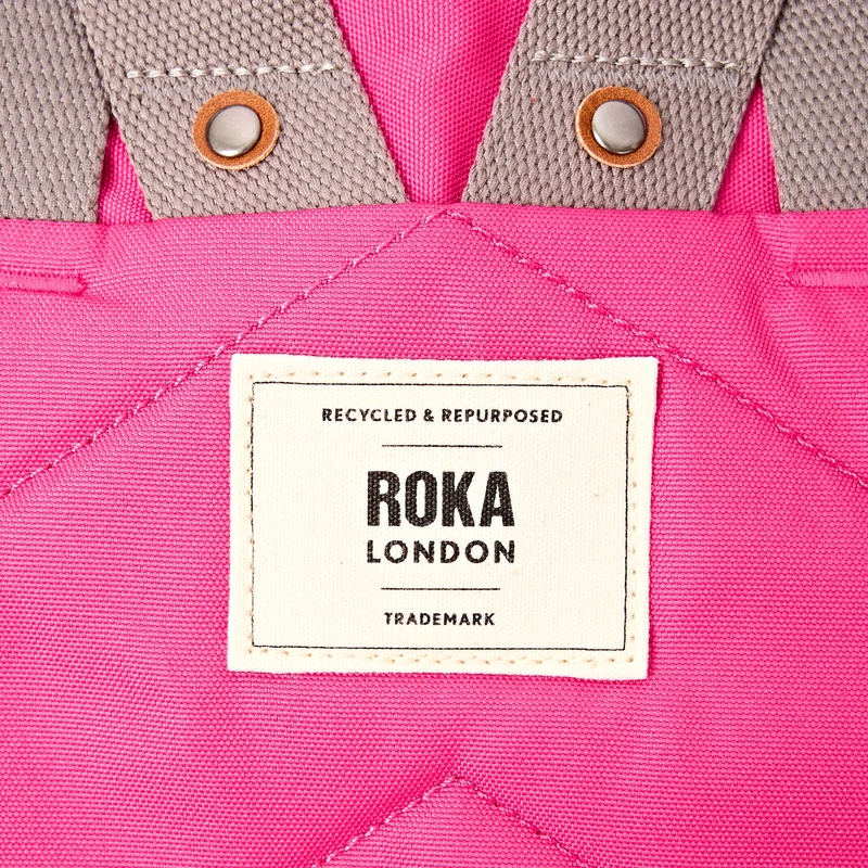 ROKA Finchley Eine kleine Tasche aus recyceltem Canvas in Granita-Rot