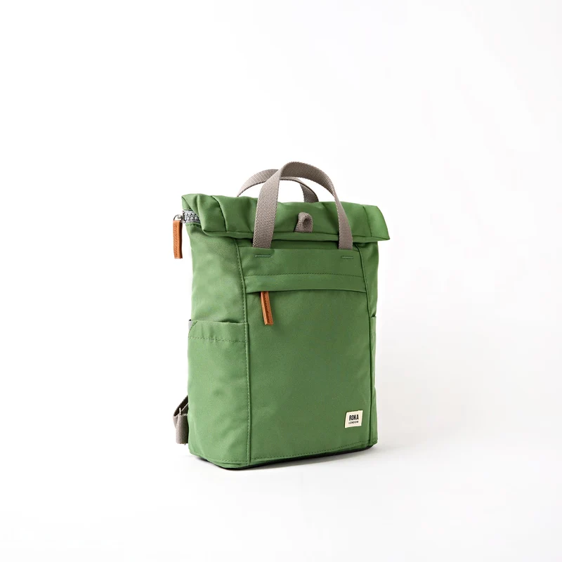 ROKA Finchley Eine kleine Tasche aus recyceltem Canvas mit Artischockenmotiv