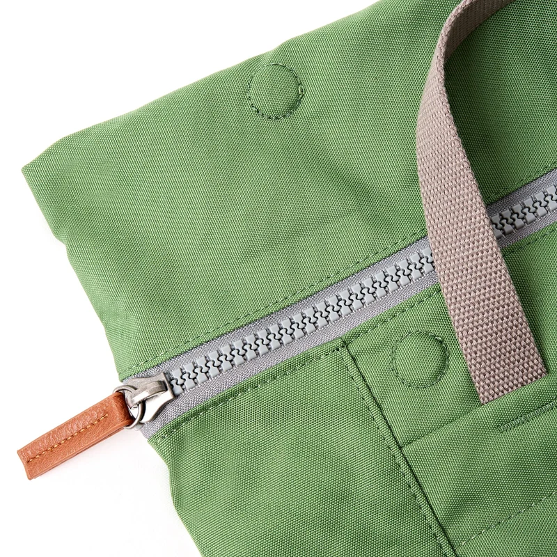 ROKA Finchley Eine kleine Tasche aus recyceltem Canvas mit Artischockenmotiv