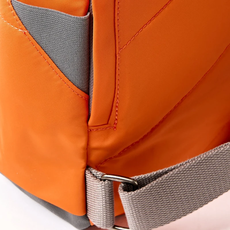 ROKA Canfield B Jaffa Orange Medium Tasche aus recyceltem Nylon