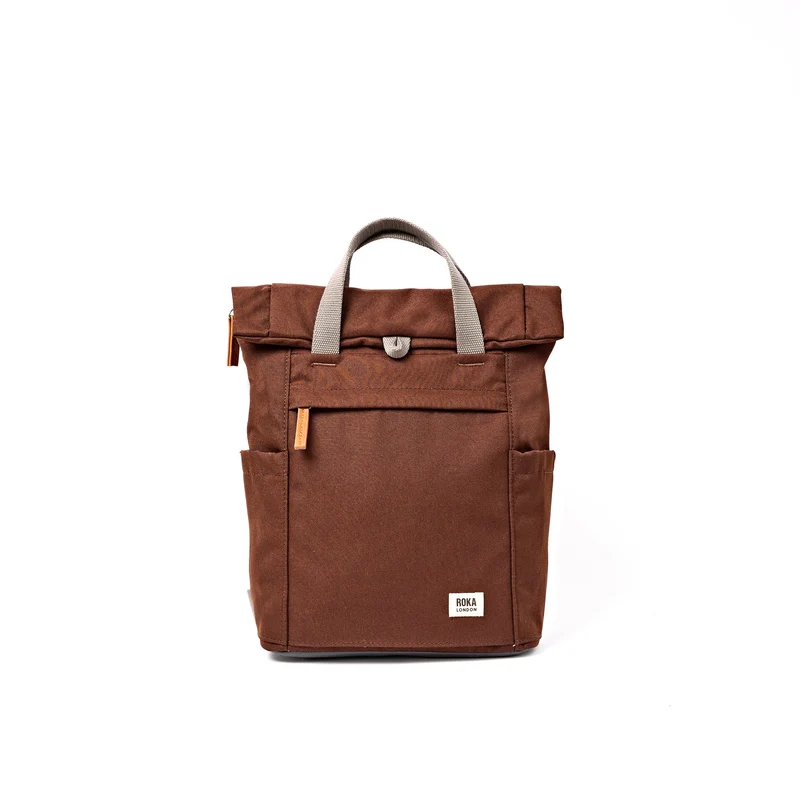 ROKA Finchley Eine kleine Tasche aus recyceltem Canvas in Schokoladenbraun
