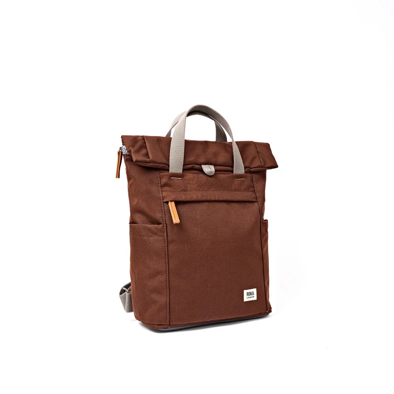 ROKA Finchley Eine kleine Tasche aus recyceltem Canvas in Schokoladenbraun
