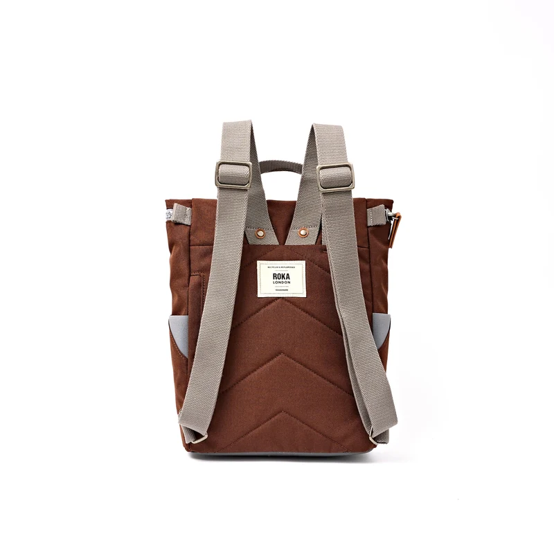 ROKA Finchley Eine kleine Tasche aus recyceltem Canvas in Schokoladenbraun