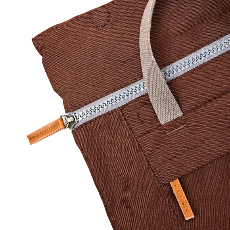 ROKA Finchley Eine kleine Tasche aus recyceltem Canvas in Schokoladenbraun