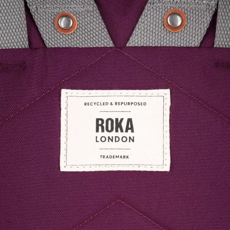 ROKA Finchley Eine kleine Tasche aus recyceltem Canvas mit Kirschlack-Optik