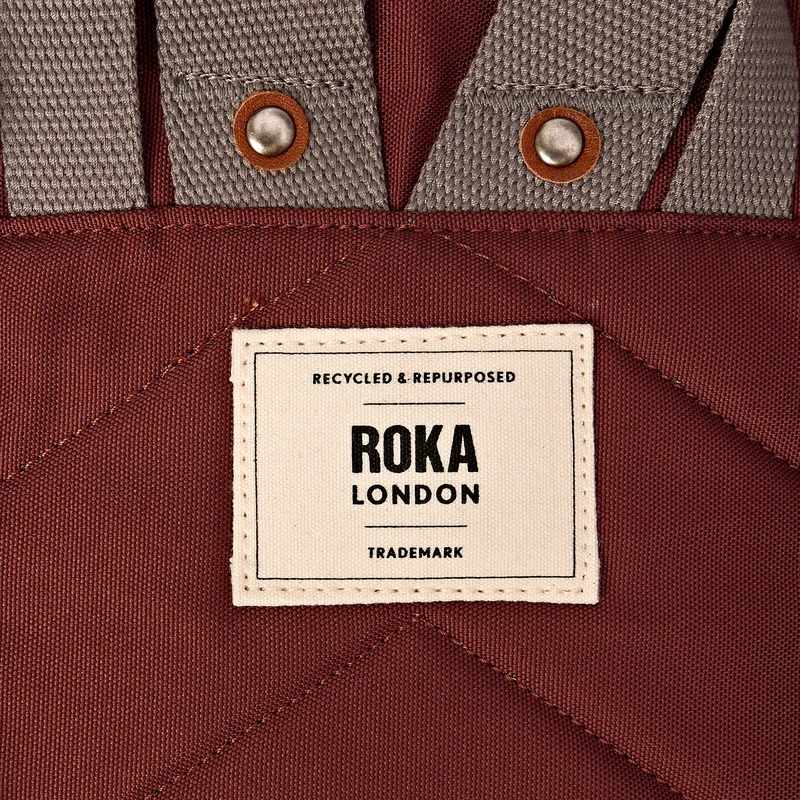 ROKA Canfield B Henna Stripe Kleine Tasche aus recyceltem Nylon