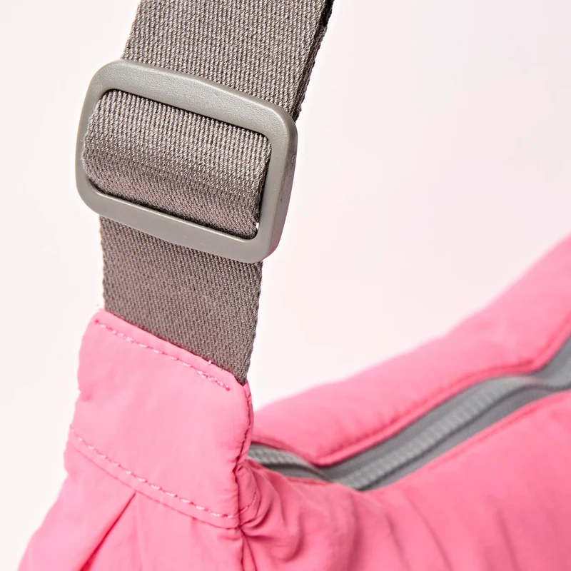ROKA Farringdon Recycelter Taslon-Beutel in Pink Lemonade