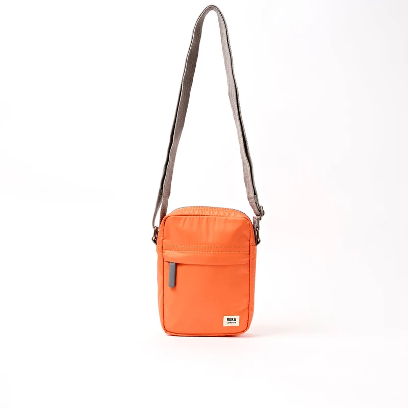 ROKA Bond Mandarinenfarbene Tasche aus recyceltem Nylon