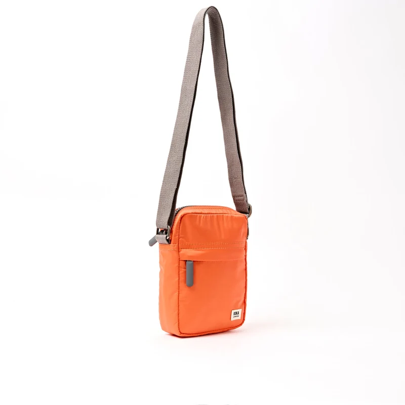 ROKA Bond Mandarinenfarbene Tasche aus recyceltem Nylon