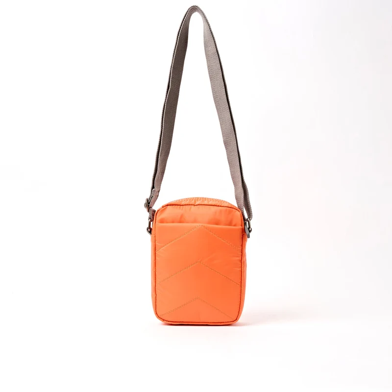 ROKA Bond Mandarinenfarbene Tasche aus recyceltem Nylon