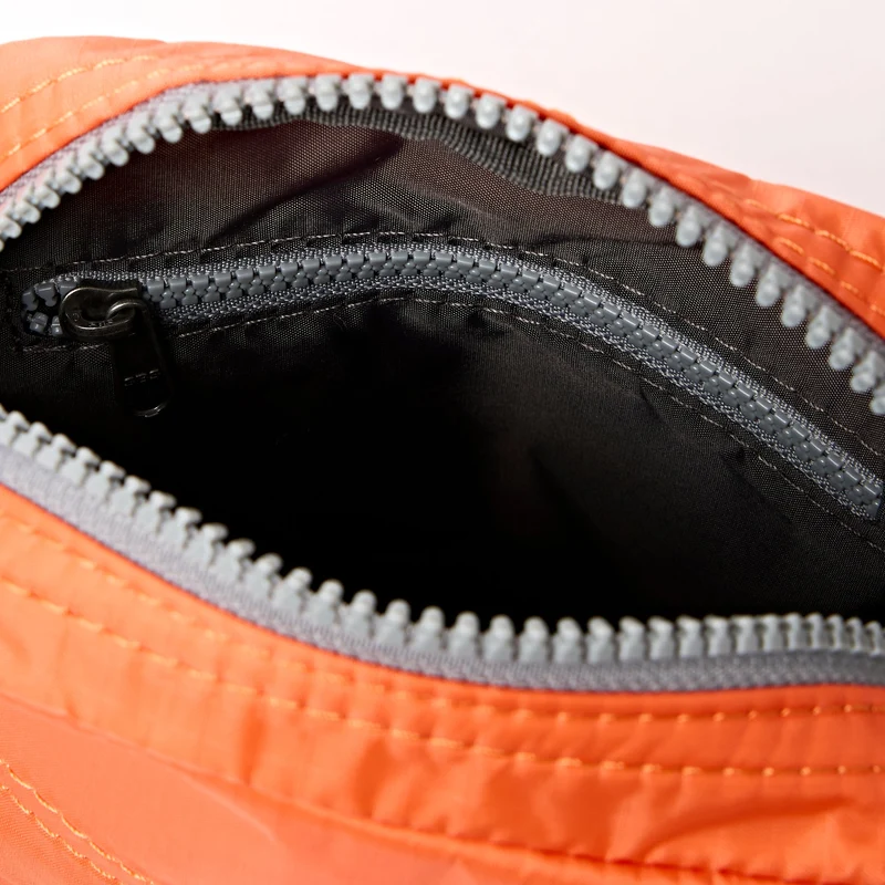 ROKA Bond Mandarinenfarbene Tasche aus recyceltem Nylon