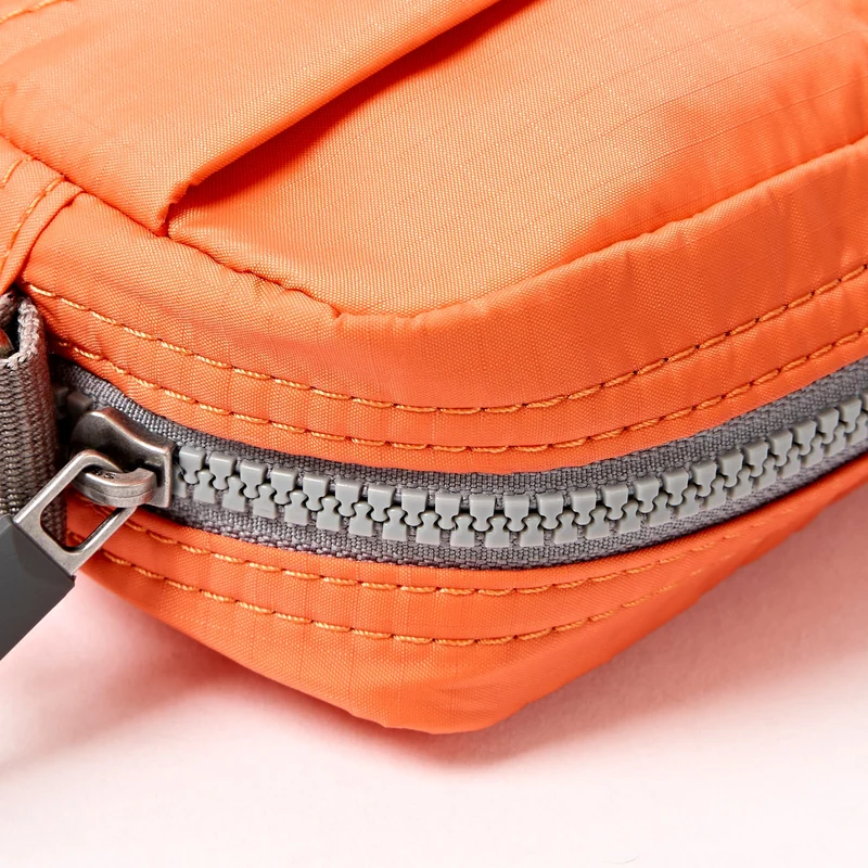 ROKA Bond Mandarinenfarbene Tasche aus recyceltem Nylon