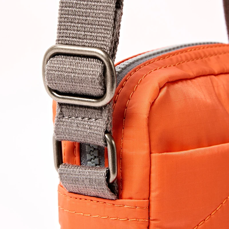 ROKA Bond Mandarinenfarbene Tasche aus recyceltem Nylon