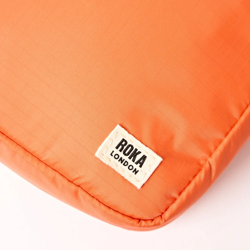 ROKA Bond Mandarinenfarbene Tasche aus recyceltem Nylon