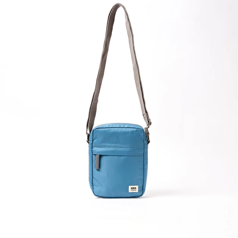 ROKA Bond Retro-Tasche aus recyceltem Nylon in Blau