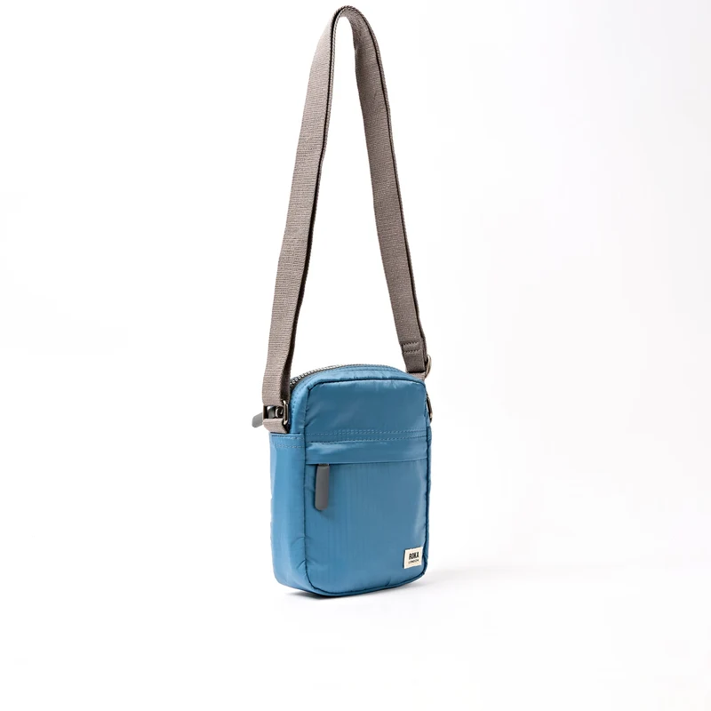 ROKA Bond Retro-Tasche aus recyceltem Nylon in Blau