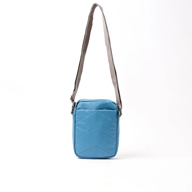 ROKA Bond Retro-Tasche aus recyceltem Nylon in Blau