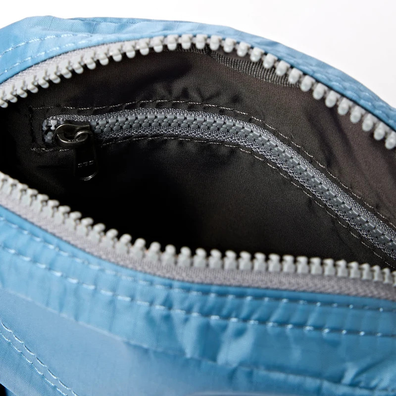 ROKA Bond Retro-Tasche aus recyceltem Nylon in Blau