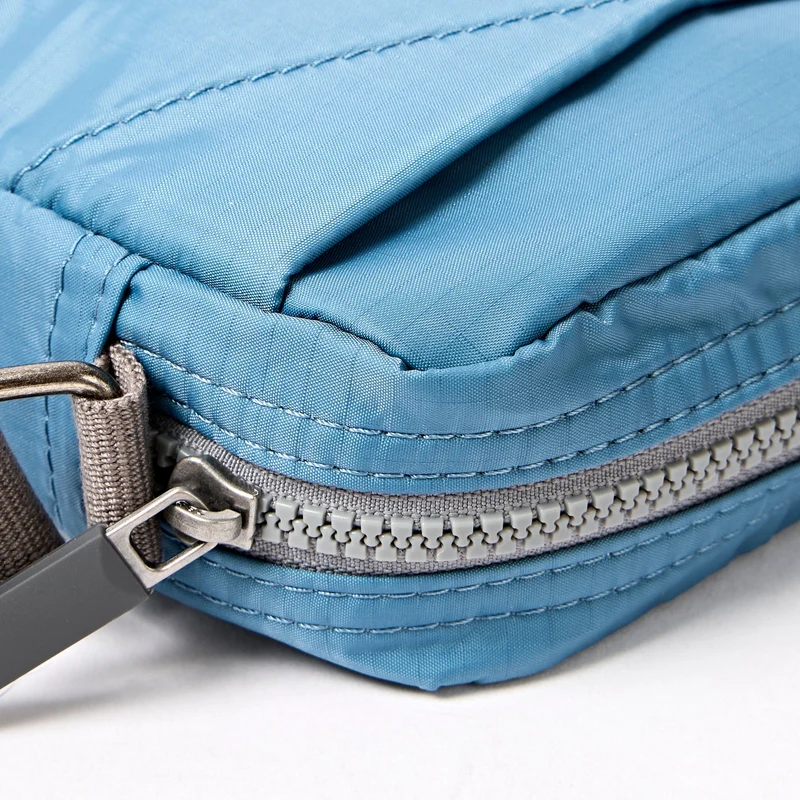 ROKA Bond Retro-Tasche aus recyceltem Nylon in Blau