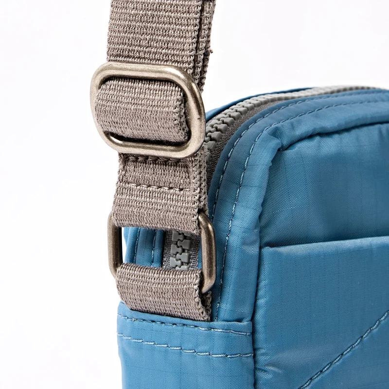 ROKA Bond Retro-Tasche aus recyceltem Nylon in Blau
