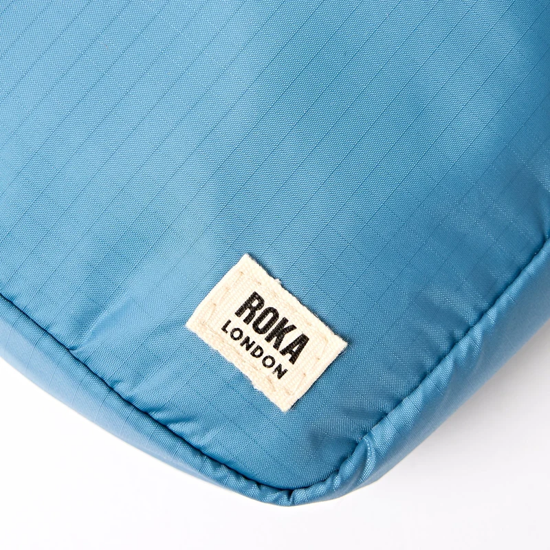 ROKA Bond Retro-Tasche aus recyceltem Nylon in Blau