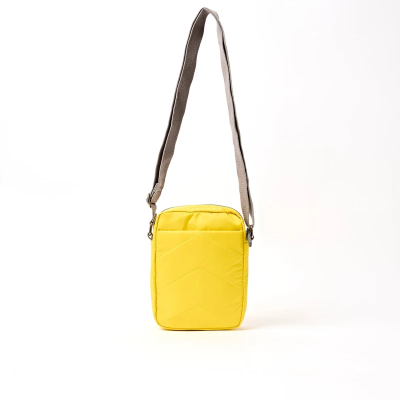 ROKA Bond Passionsfrucht-Tasche aus recyceltem Nylon