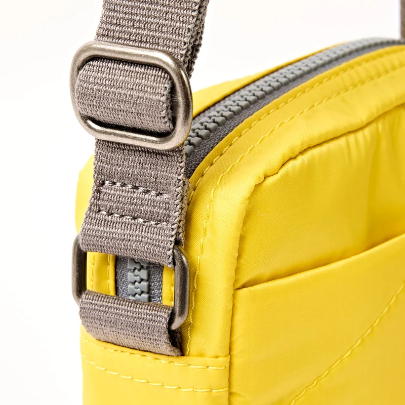 ROKA Bond Passionsfrucht-Tasche aus recyceltem Nylon