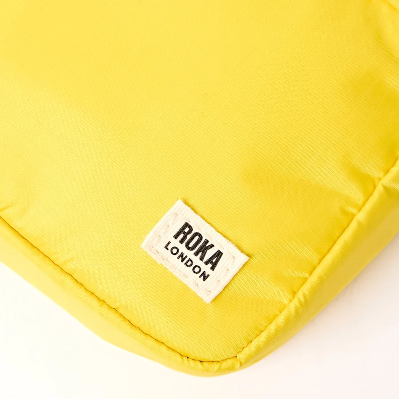 ROKA Bond Passionsfrucht-Tasche aus recyceltem Nylon