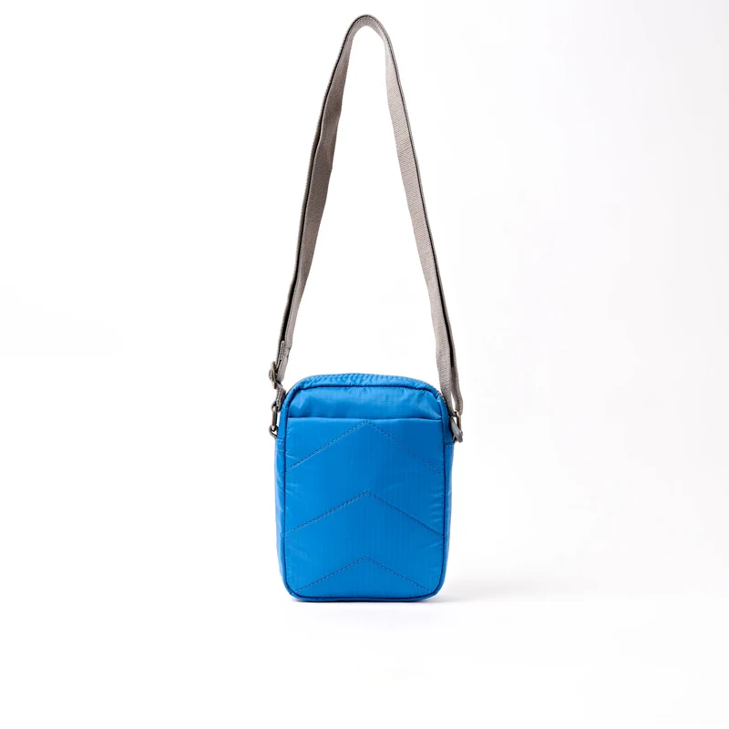 ROKA Bond Malibu Blue Tasche aus recyceltem Nylon