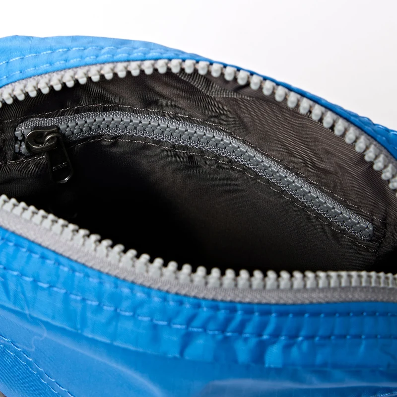 ROKA Bond Malibu Blue Tasche aus recyceltem Nylon