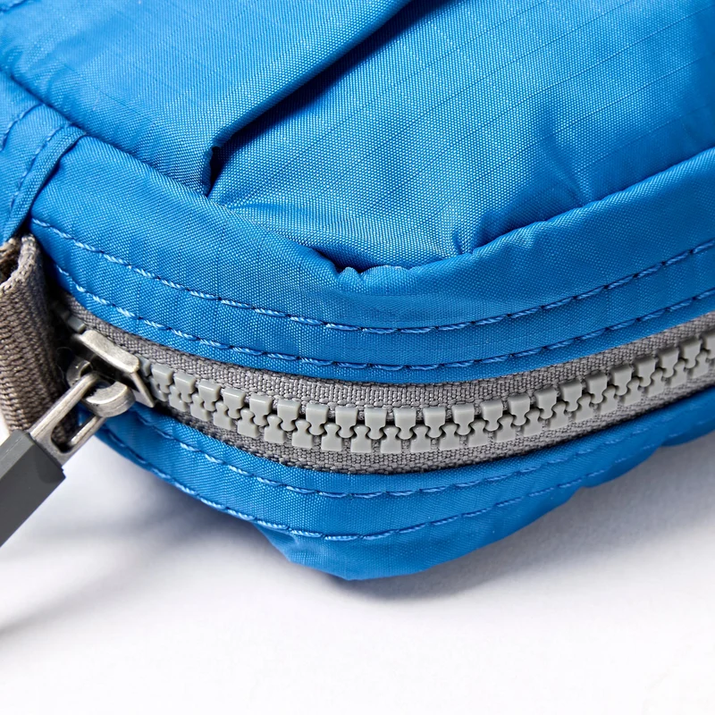 ROKA Bond Malibu Blue Tasche aus recyceltem Nylon