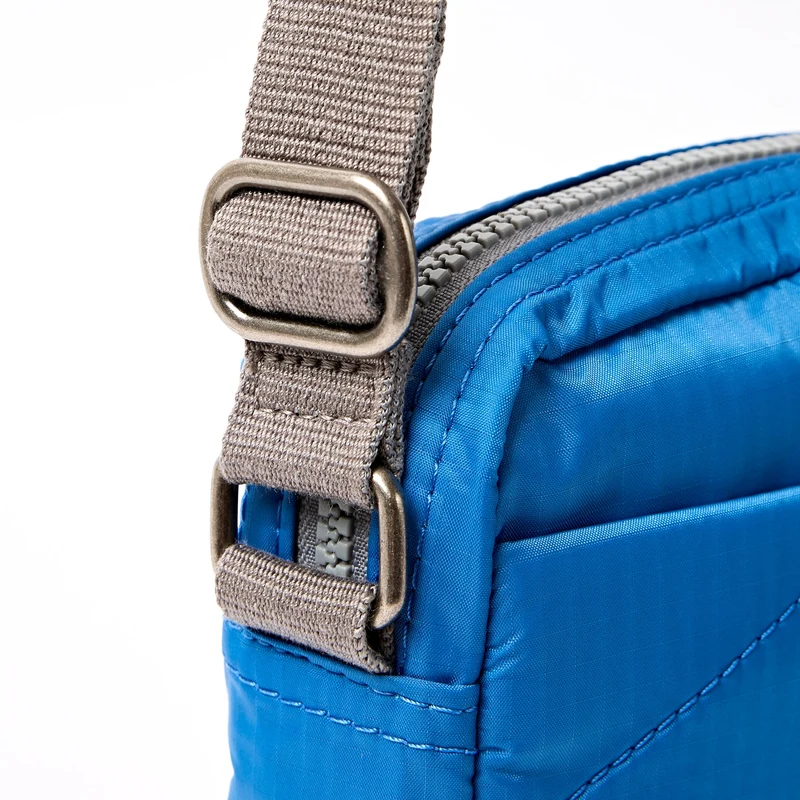 ROKA Bond Malibu Blue Tasche aus recyceltem Nylon