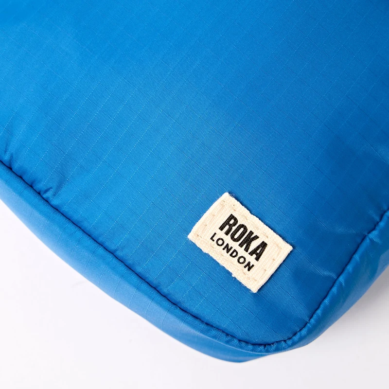 ROKA Bond Malibu Blue Tasche aus recyceltem Nylon