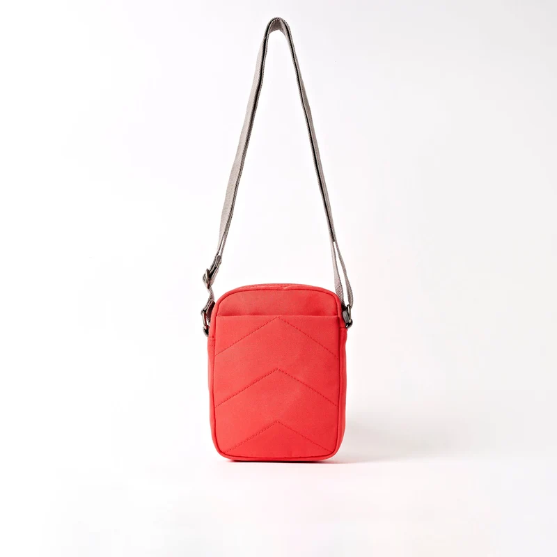 ROKA Bond Scharlachrote Tasche aus recyceltem Canvas