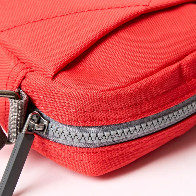 ROKA Bond Scharlachrote Tasche aus recyceltem Canvas