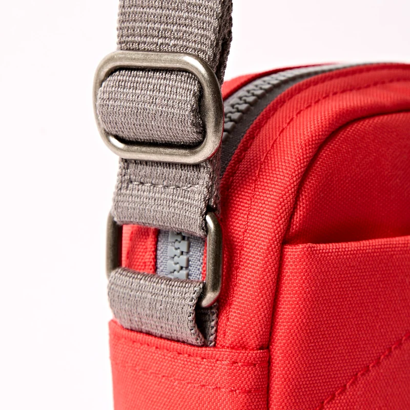 ROKA Bond Scharlachrote Tasche aus recyceltem Canvas
