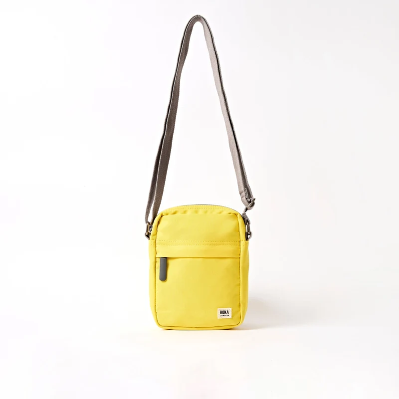 ROKA Bond Tasche aus recyceltem Canvas mit Passionsfruchtmotiv