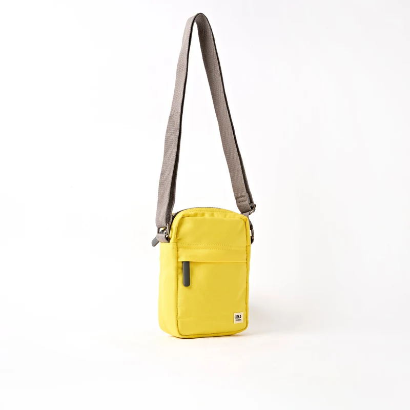 ROKA Bond Tasche aus recyceltem Canvas mit Passionsfruchtmotiv