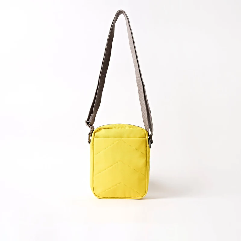 ROKA Bond Tasche aus recyceltem Canvas mit Passionsfruchtmotiv