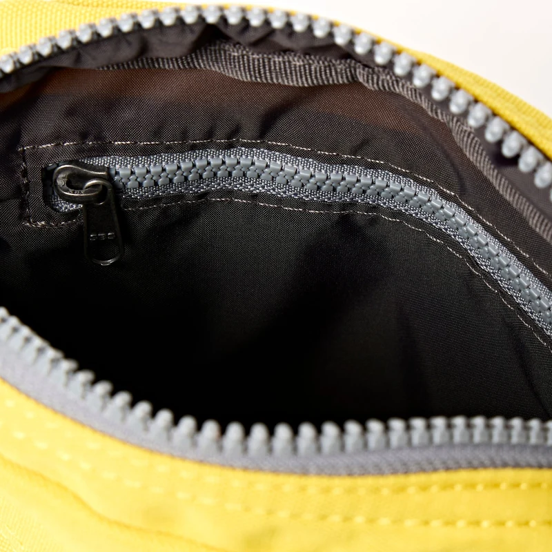ROKA Bond Tasche aus recyceltem Canvas mit Passionsfruchtmotiv