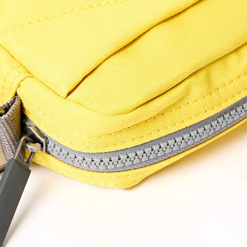 ROKA Bond Tasche aus recyceltem Canvas mit Passionsfruchtmotiv