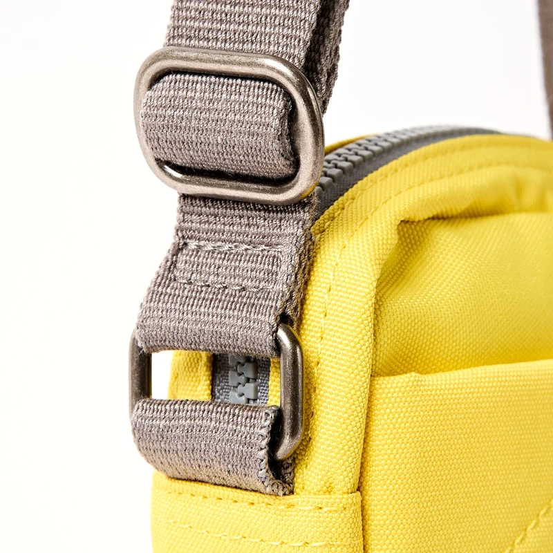 ROKA Bond Tasche aus recyceltem Canvas mit Passionsfruchtmotiv