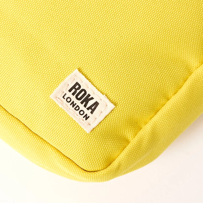 ROKA Bond Tasche aus recyceltem Canvas mit Passionsfruchtmotiv